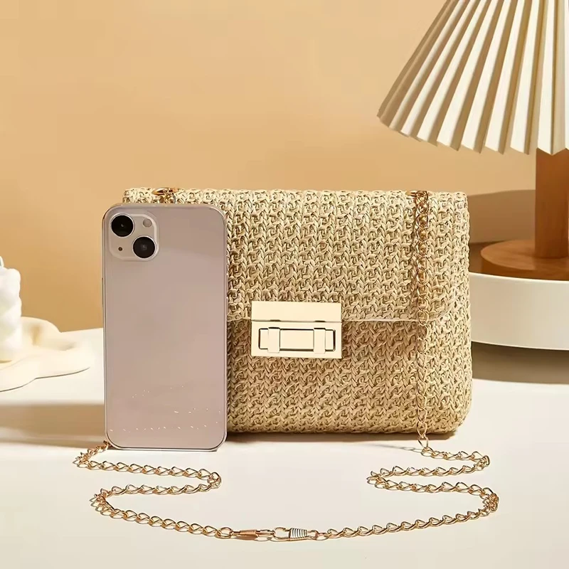 Elin Ketting Crossbody naast smartphone voor schaal