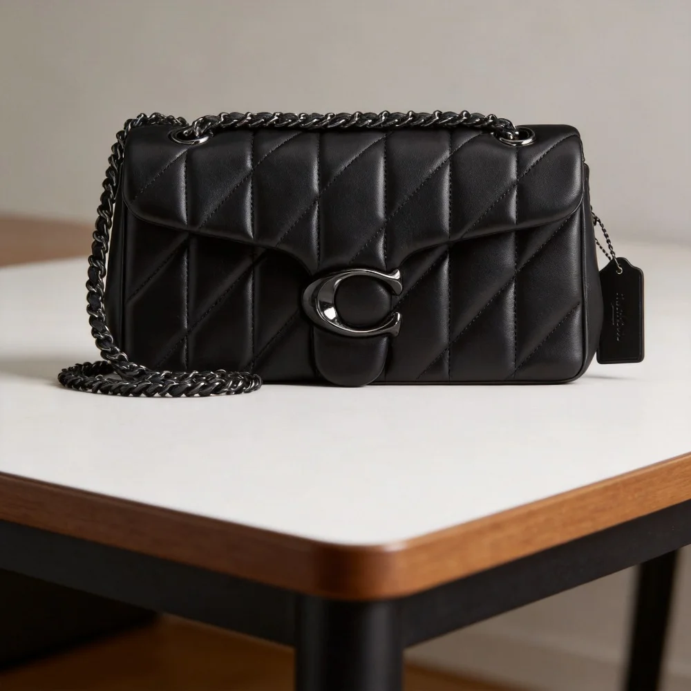 Vooraanzicht zwarte Nora Crossbody met zwarte draaisluiting