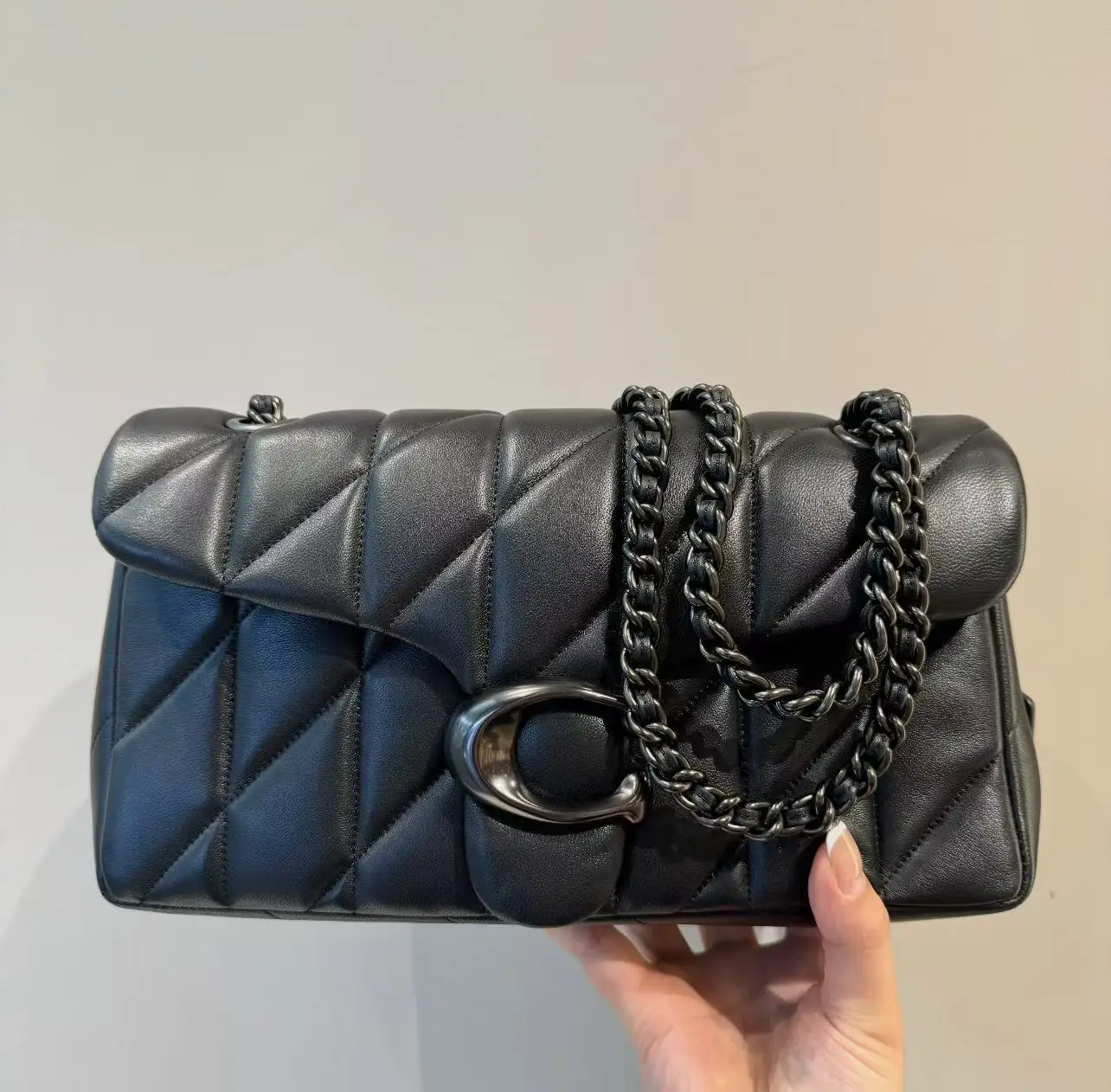 Zwarte Nora Gewatteerde Crossbody met zwarte hardware