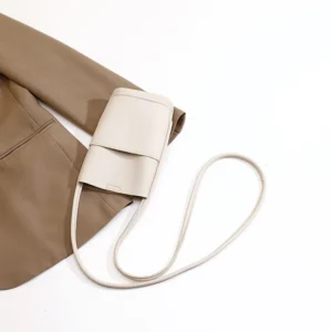 Crème Mila Mini Crossbody met lange vaste schouderband