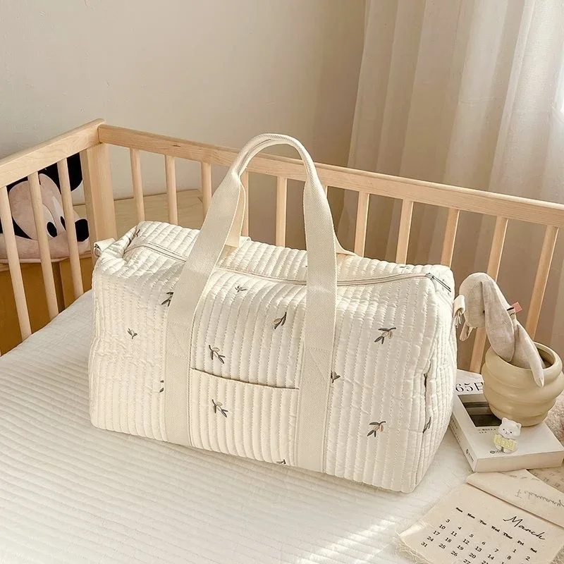 Crème Liva Gewatteerde Luiertas met berenprint in babykamer