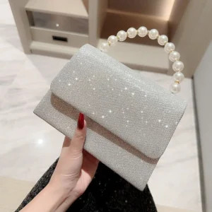 Luna Parelhendel Clutch met zilverkleurige strass-look