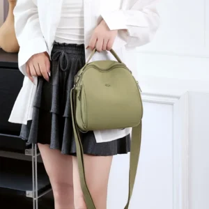 Olijfgroene Sofia Nylon Crossbody gedragen aan de bovenhandgreep