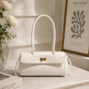 Melkwitte Eden East-West Tas met goudkleurige draaisluiting